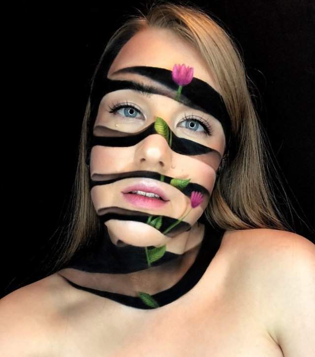 Девушка создает интересные и необычные образы с помощью макияжа
