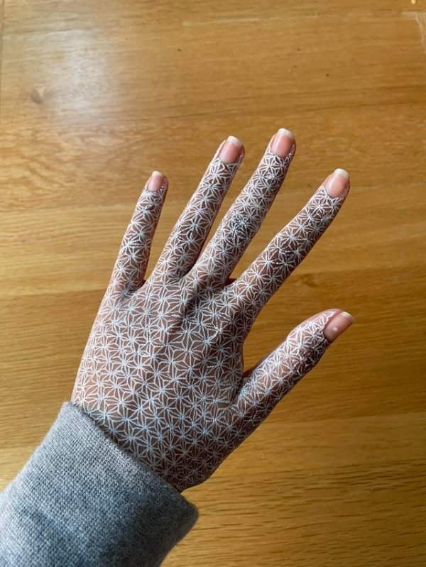 Завораживающий узор на всю руку, который создаёт эффект перчатки