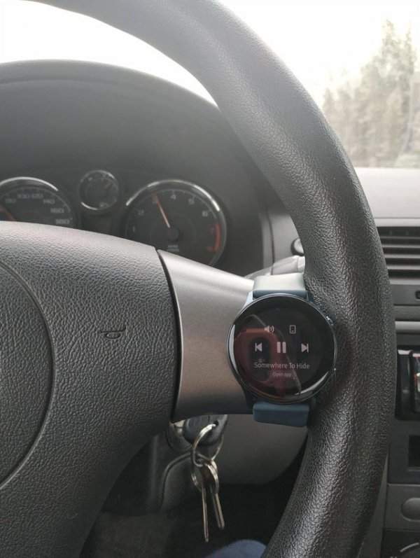 Смарт-часы как пульт управления на руле