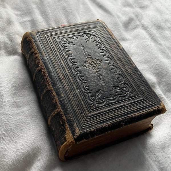 Эта Библия передавалась в моей семье по наследству с 1800-х годов
