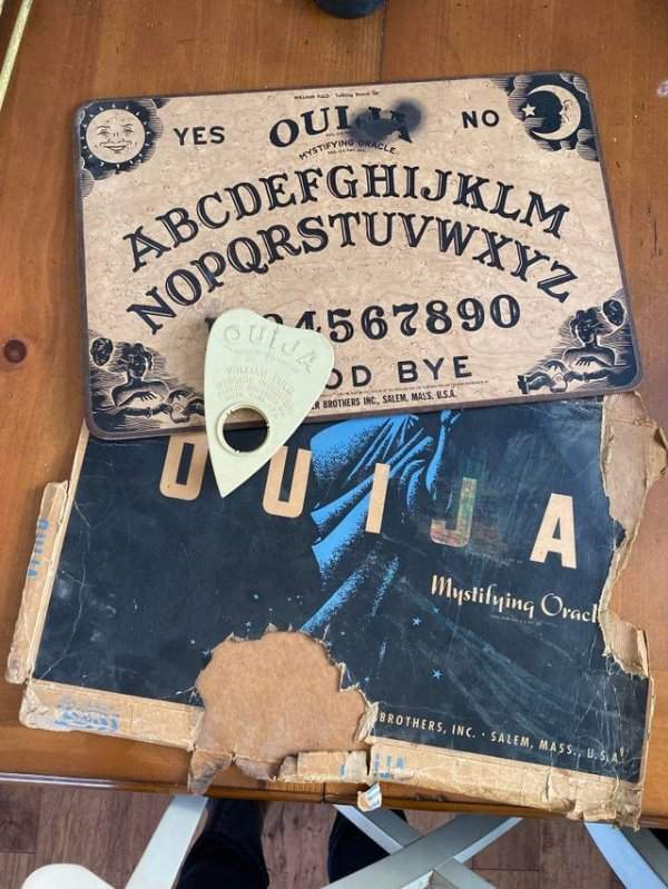 Нашла эту старую доску для спиритических сеансов на чердаке моего 100-летнего дома