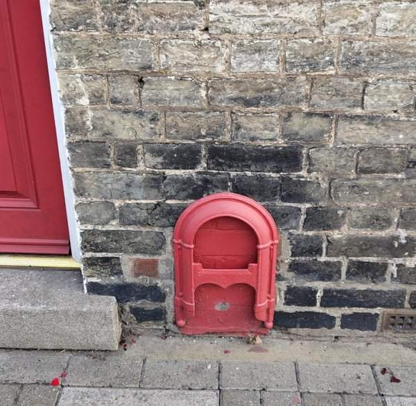 Что это за странные „дверцы“, которые я видел снаружи домов в Великобритании?