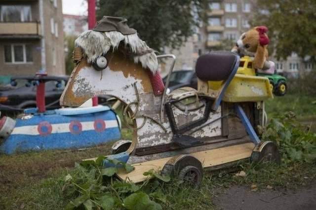 Странные поделки, которые можно увидеть во дворах