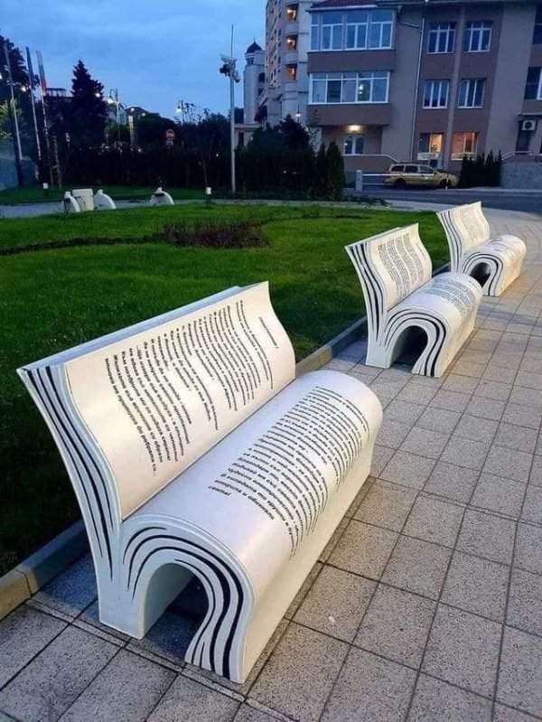 Книжные скамейки в Болгарии