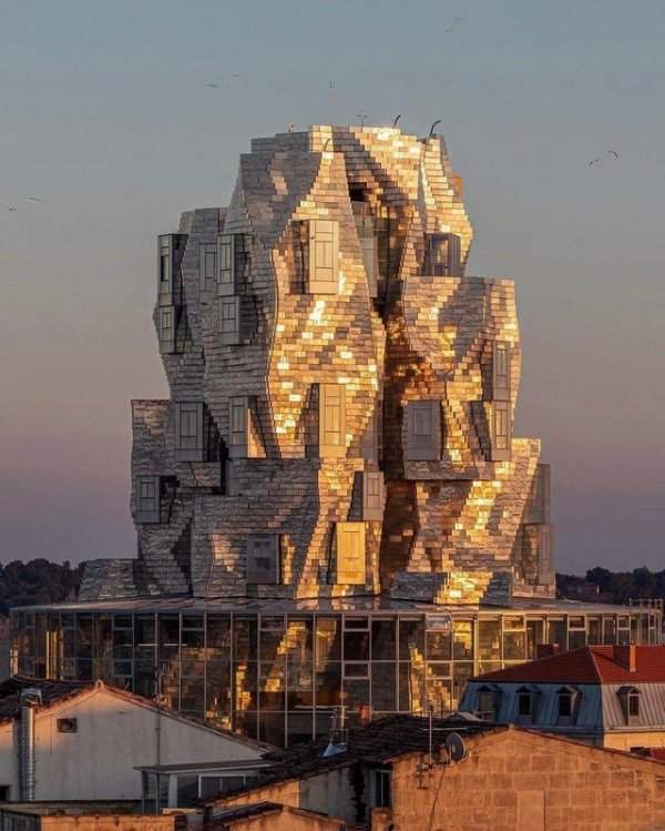 Мерцающая башня Luma в Арле, Франция