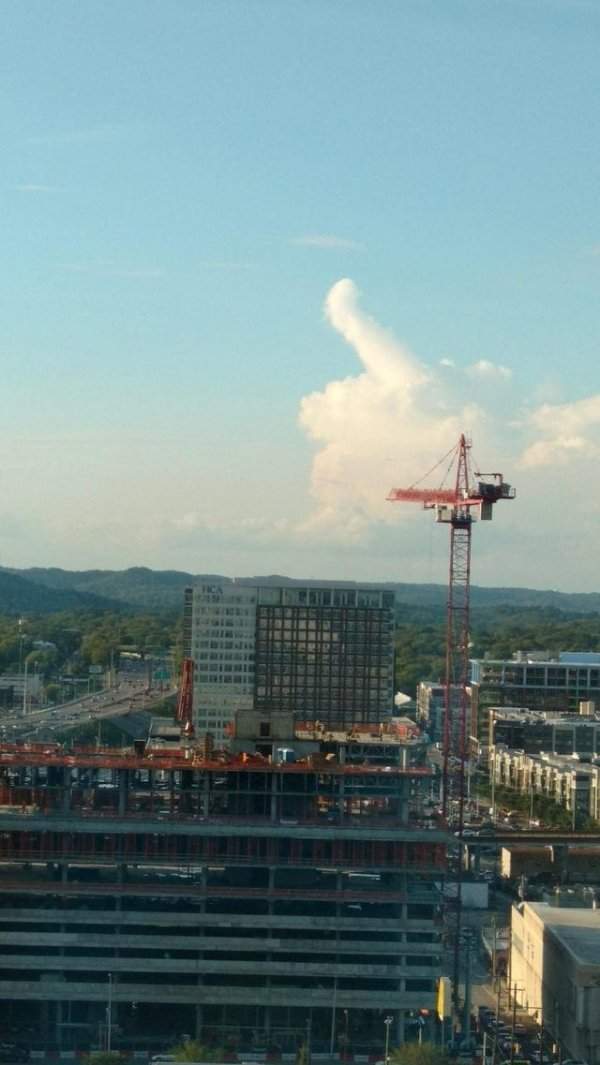 Это облако похоже на жест «большой палец вверх»