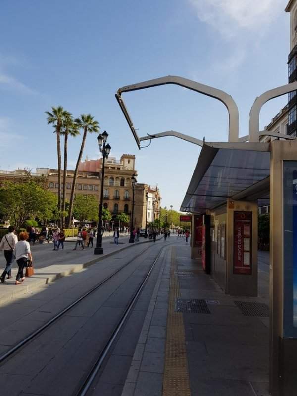 Трамваи в Севилье имеют аккумуляторы с быстрой зарядкой, поэтому им не нужны контактные сети вдоль пути