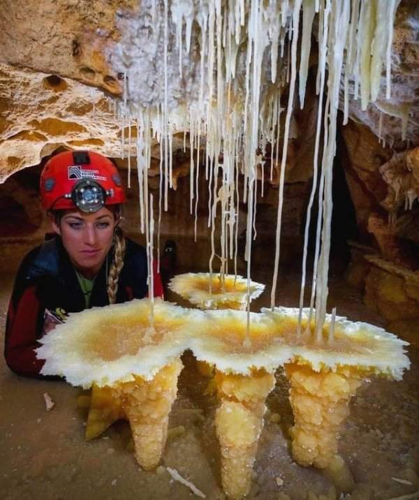 Красивые арагонитовые «Цветы» из пещеры на острове Майорка
