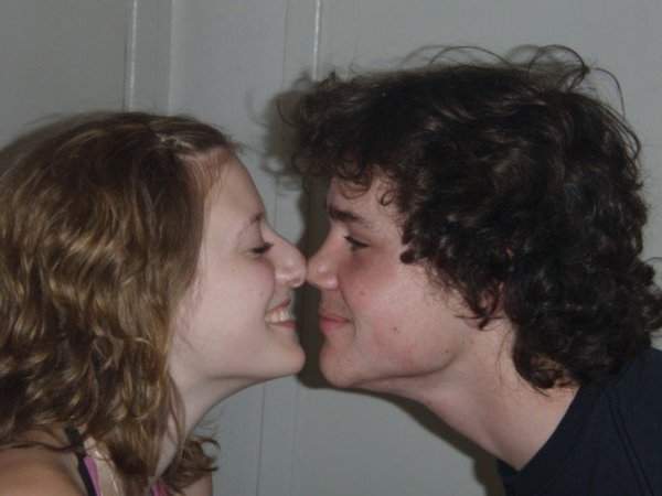 Если 2 человека трутся носами, это называется «эскимосский поцелуй»