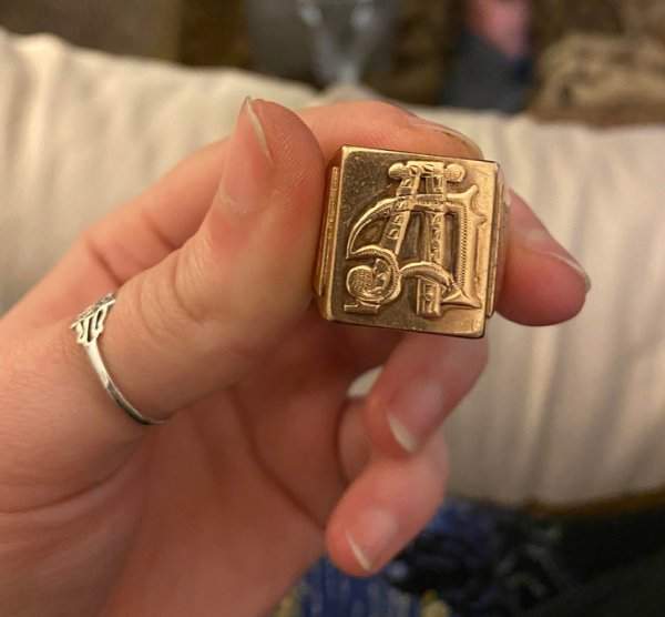 «Кольцо моей бабушки, которое ей досталось от прадеда»