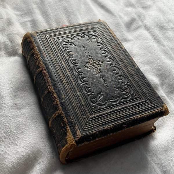 «Эта Библия передается в моей семье с 1800-х годов»