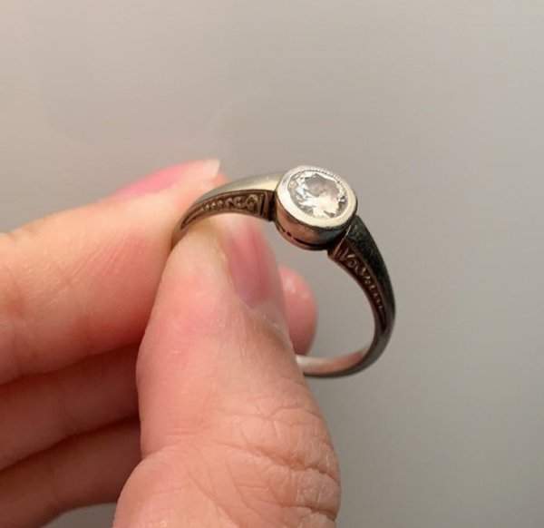 «Жених подарил мне кольцо прапрабабушки 1900-х годов. Но оно мне велико. Поэтому он решил, что нужно его уменьшить. А я боюсь повредить ручную резьбу»