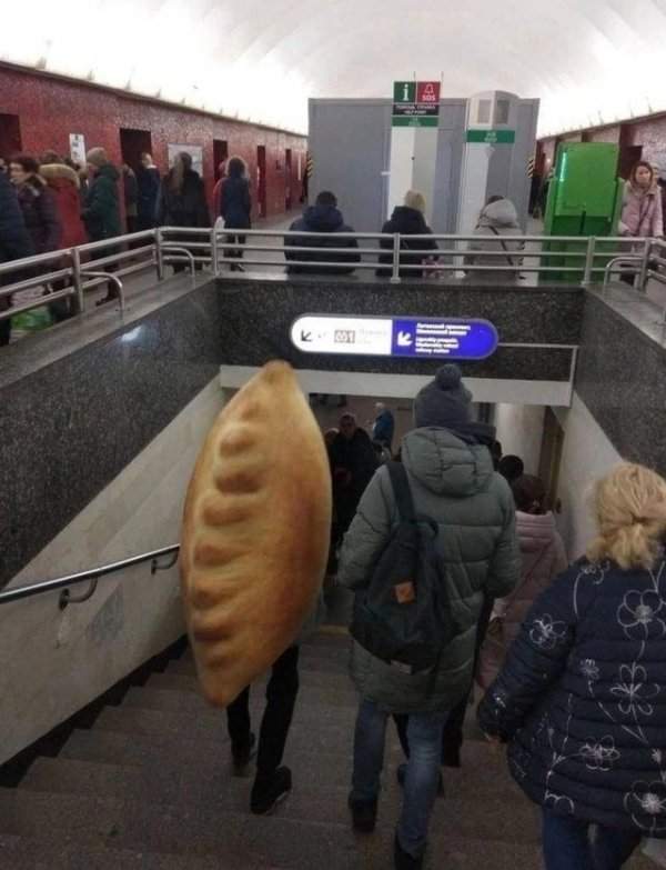 Затерявшийся пирожочек в метро