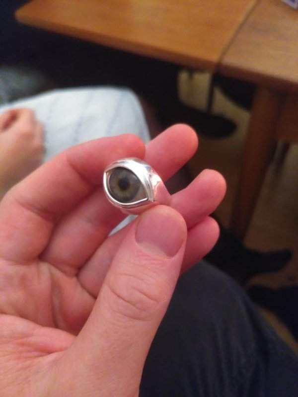 У моего друга есть кольцо с настоящим использованным стеклянным глазом