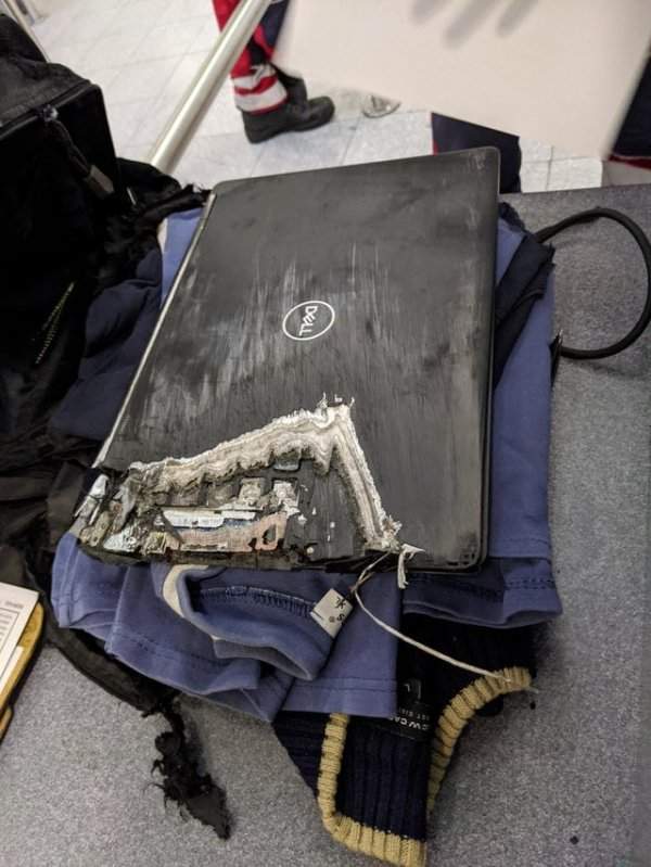 Ноутбук попал под багажную тележку в аэропорту
