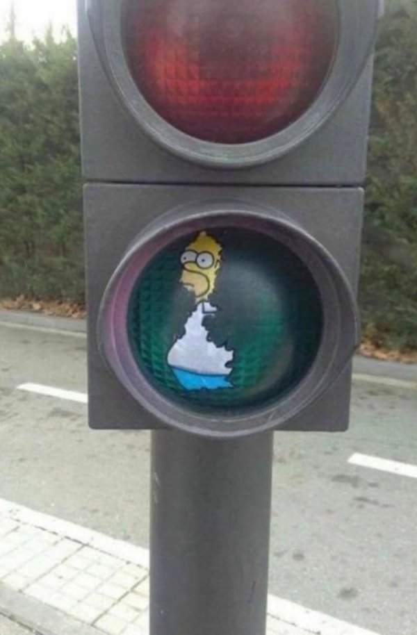 Когда на светофоре загорается зелёный свет, то он превращается в мем, где Гомер Симпсон прячется в куст