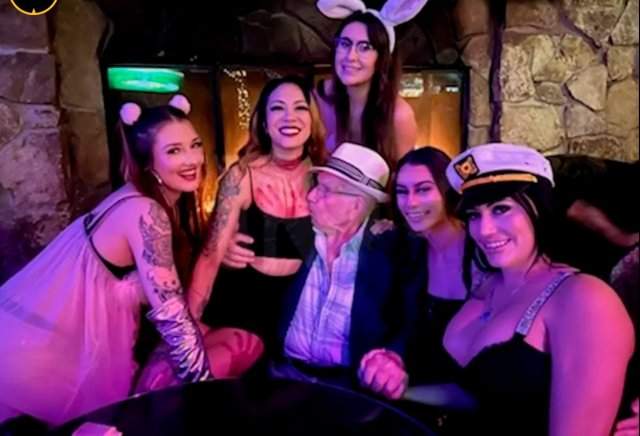 100-летний мужчина отпраздновал юбилей в стрип-клубе