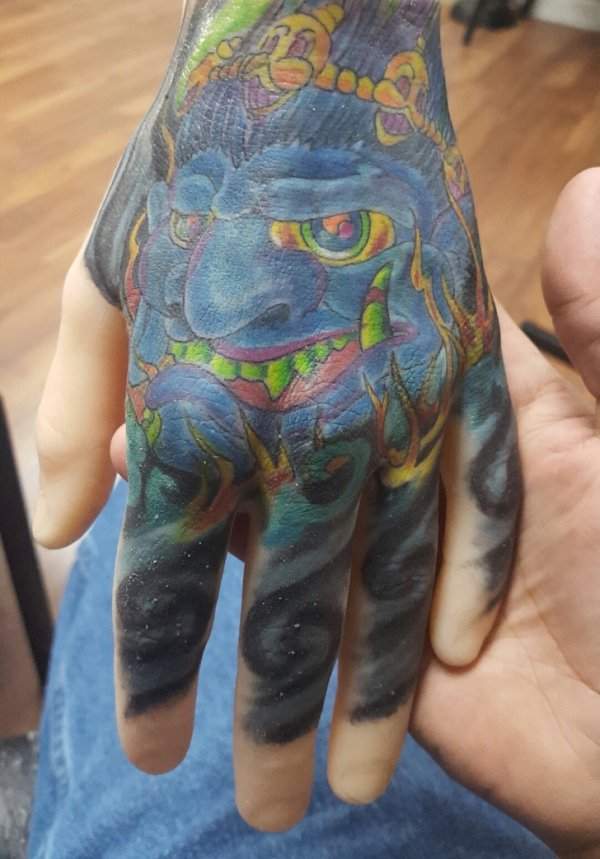 Татуировщики обычно практикуются на бутафорской руке