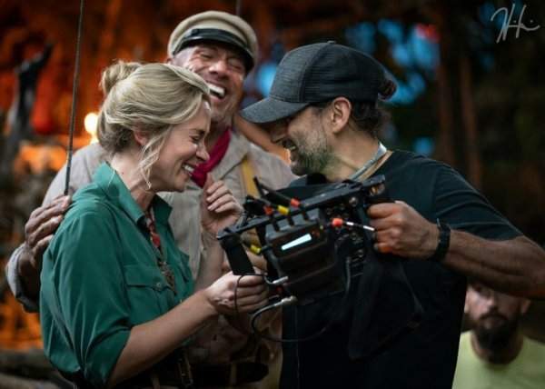 Дуэйн «Скала» Джонсон и Эмили Блант веселятся как могут за кадром фильма «Круиз по джунглям»