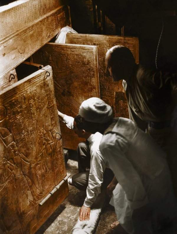 Говард Картер, Артур Каллендер и египетский рабочий впервые видят саркофаг Тутанхамона, 1924 год