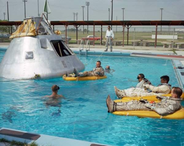 Экипаж Аполлона-1 отрабатывает посадку на воду, 1966 год
