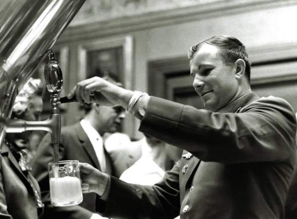 Юрий Гагарин наливает себе кружку пива во время посещения пивоварни Karlsberg в Копенгагене, 1962 год