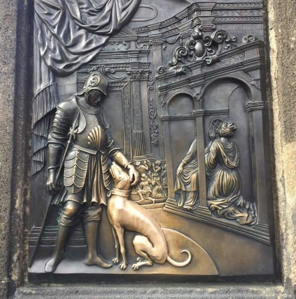 Мемориальная доска под статуей в Праге. Все трут собаку на удачу