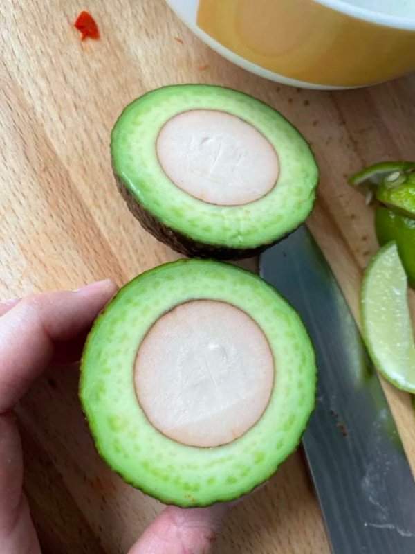 Попросила мужа разрезать авокадо