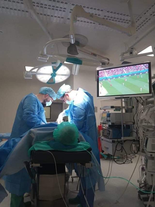 Кадр дня: мужчина во время операции смотрит Чемпионат мира по футболу в Катаре