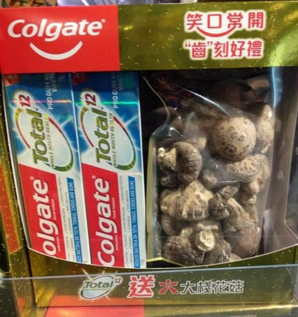 В этом гонконгском супермаркете продается зубная паста, в упаковке которой есть настоящие грибы