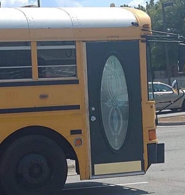 Да, это реально дверь автобуса