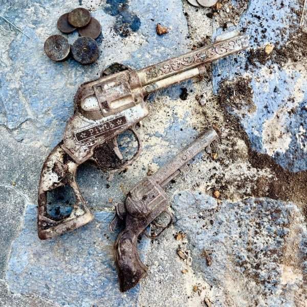 Я нашёл в лесу два игрушечных револьвера
