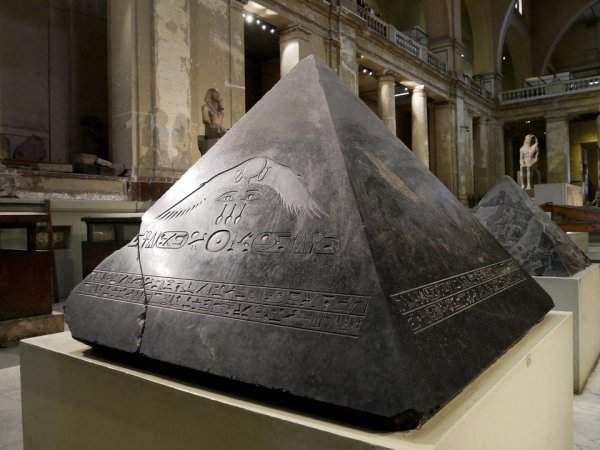 Верхушка «чёрной пирамиды» Аменемхета III, который жил в XIX веке до нашей эры