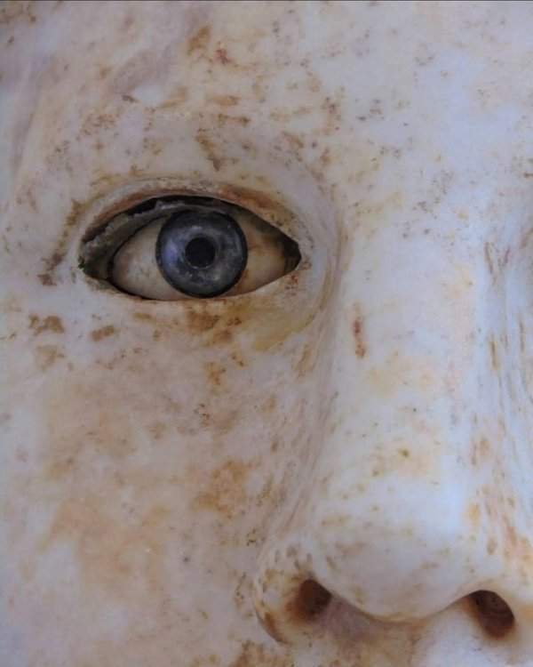 Глаз античной мраморной статуи богини здоровья Гигиеи, приблизительно V-IV столетия до нашей эры