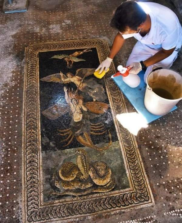 Мозаика, обнаруженная во время недавних раскопок в Помпеях
