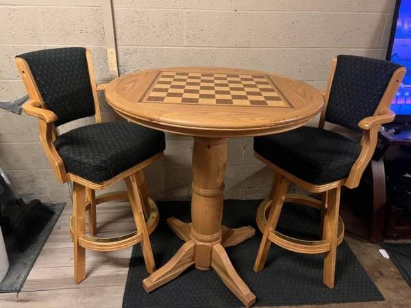 «Лучшая мебель, которую я когда-либо находил — два барных стула и стол с нарисованной на нём шахматной доской»