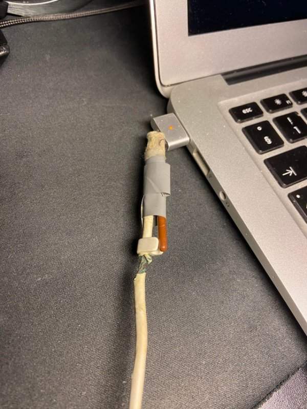 «Клиент принёс мне MacBook Air с этим кабелем. Боже мой, я удивлен, что их дом не сгорел»