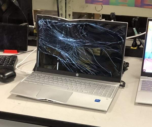 Уронили совершенно новый ноутбук