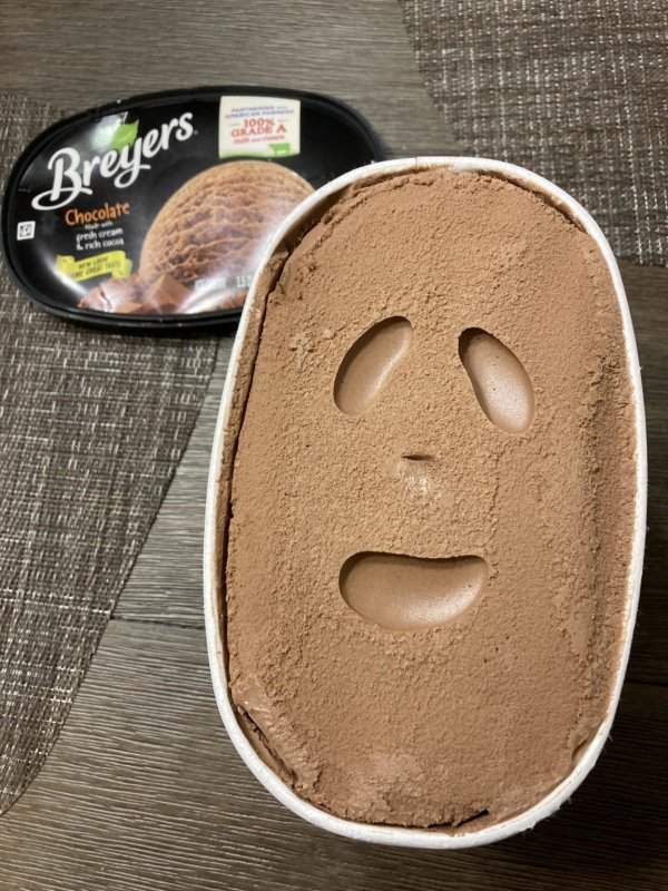 Открываешь мороженое, а оно тебе радо!