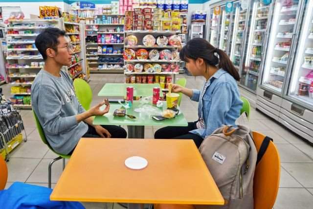 В Южной Корее есть супермаркеты, в которых установлены столы для покупателей и микроволновки
