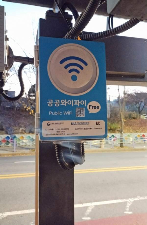 В стране везде есть Wi-Fi. В кафе, на остановках, в метро, возле входа в дом, в автобусах. И везде он бесплатный