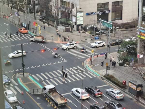 На некоторых перекрестках сигналы светофора дублируются на краю пешеходного перехода