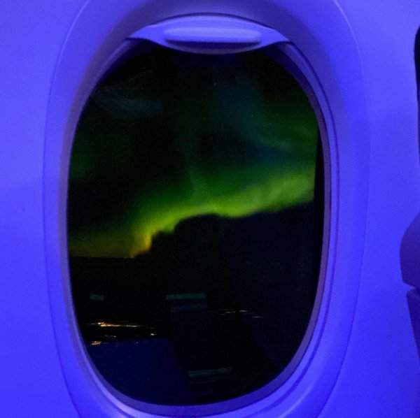 Северное сияние из окна самолета