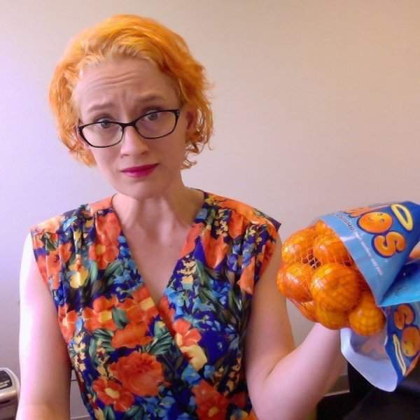 «Спасибо соцсетям, что напомнили мне про то время, когда я случайно покрасила волосы в цвет мандаринов, а потом ещё и оделась, как эта сетка фруктов»