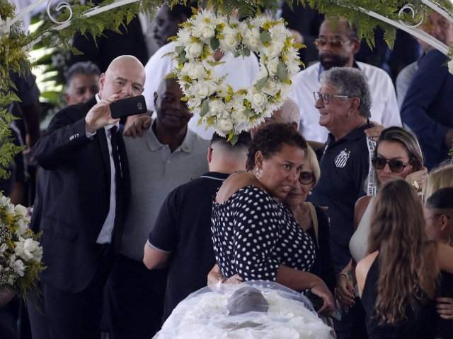 Фото дня: Главу ФИФА Джанни Инфантино сделал селфи на фоне гроба с Пеле