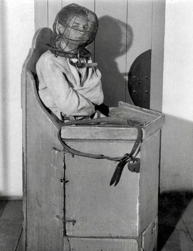 Сумасшедший стул в голландской психиатрической больнице, 1938 год. Применялся для усмирения наиболее буйных и неподконтрольных пациентов.