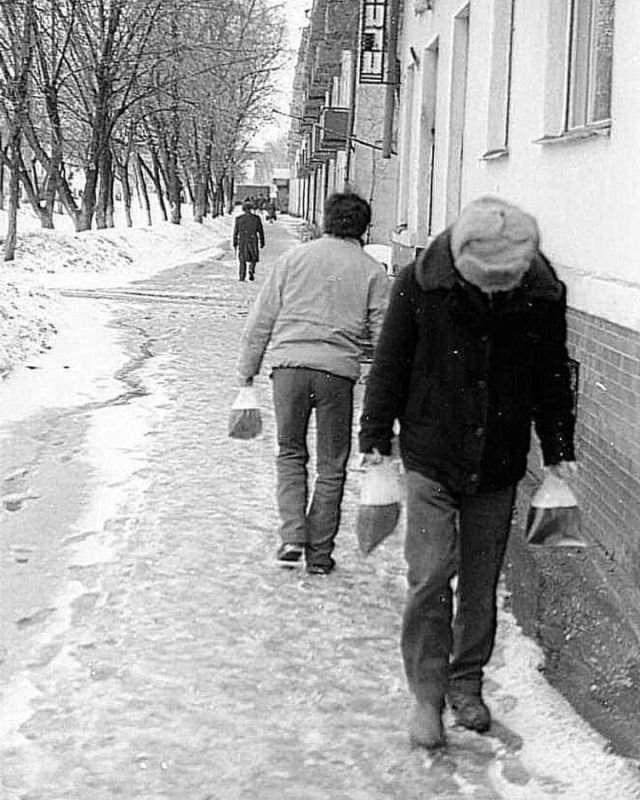 Транспортировка разливного пива в полиэтиленовых пакетах. 1990 год, г. Казань, СССР.