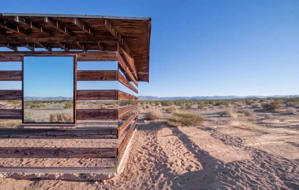 Вот что бывает, когда ставишь горизонтальные зеркала на домик в пустыне