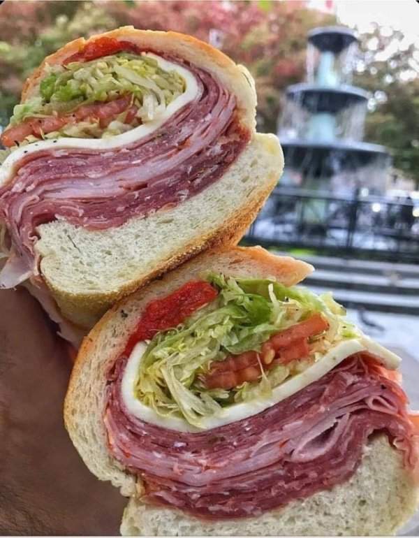 Итальянский сэндвич с 3 видами салями и салатом