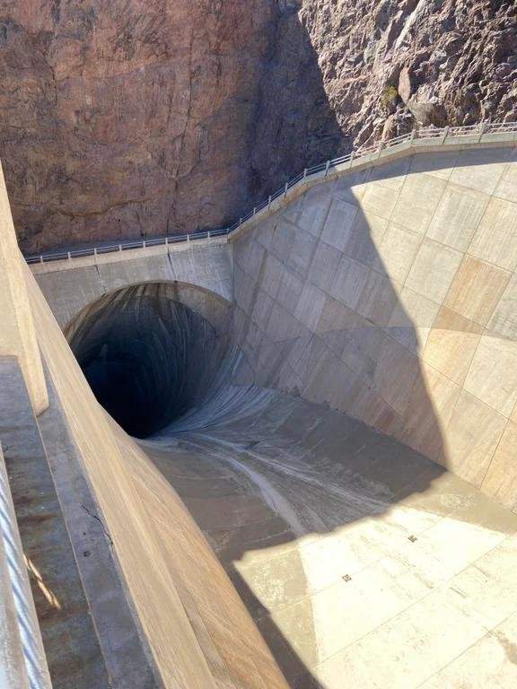 Бесконечно глубокий водосливной туннель плотины Гувера